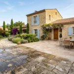 Terrasse et allée de maison propres après nettoyage extérieur professionnel