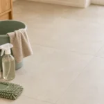 Matériel et produits doux pour laver un sol