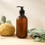 Flacon générique de savon noir avec accessoires de ménage naturels