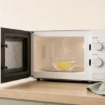 Micro-ondes propre avec un bol d’eau citronnée et un chiffon doux