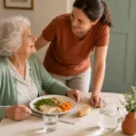 Personne âgée accompagnée pendant un repas à domicile