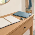 Agenda vierge et clés dans une entrée de maison, symboles d’une aide à domicile organisée