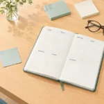 Planning d’aide à domicile préparé sur une table
