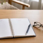 Carnet de rendez-vous et stylo évoquant l’organisation d’une aide à domicile
