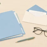 Documents et enveloppe préparés pour un accompagnement administratif